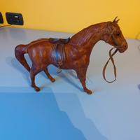 scultura cavallo in legno pelle e cuoio 