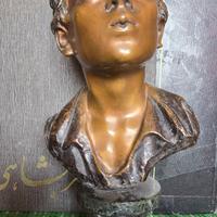 Statua in bronzo "Ragazzo che fischia"