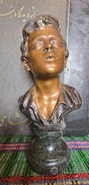 Statua in bronzo "Ragazzo che fischia"