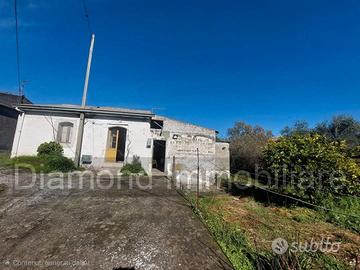 Casa di campagna con terreno a Verzella