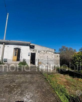 Casa di campagna con terreno a Verzella
