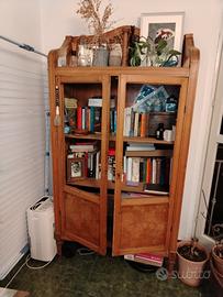 armadio vintage di legno