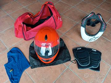 Casco protezione collo e ginocchiere