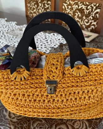Borsa uncinetto a mano senape oro manici legno