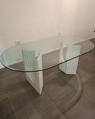 Tavolo in cristallo con basi in travertino 