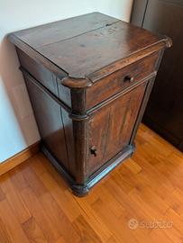 Comodino in legno