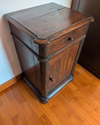 Comodino in legno