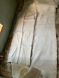 Lenzuolo e federe ricamate a mano in lino