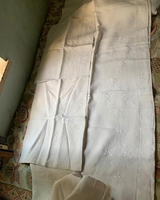 Lenzuolo e federe ricamate a mano in lino