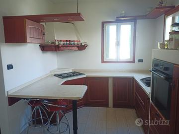 Cucina modulare con piano in marmo