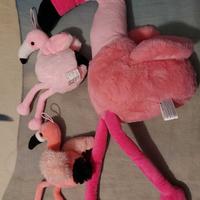Fenicotteri rosa di peluches