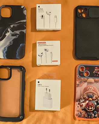 Custodie iPhone 13 e un auricolare con filo