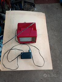 piccolo televisore vintage.