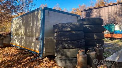 Cassone cabinato con sollevatore