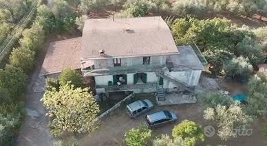 Casa di campagna con ampio terreno circostante