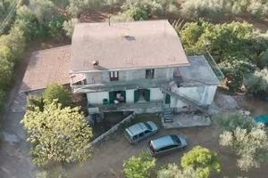 Casa di campagna con ampio terreno circostante