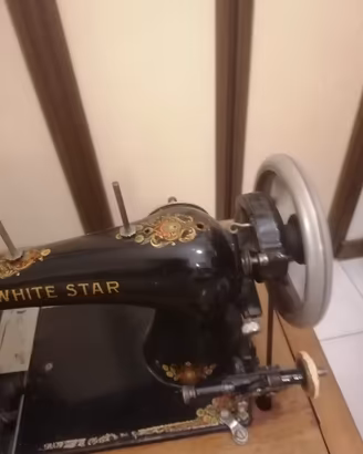 Macchina da cucire White Star d'epoca