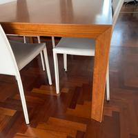 Tavolo in legno massello laccato