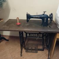 Macchina da cucire vintage necchi