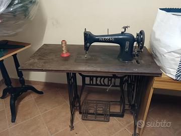 Macchina da cucire vintage necchi