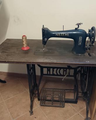 Macchina da cucire vintage necchi