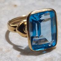 Anello in oro con topazio azzurro