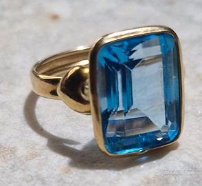 Anello in oro con topazio azzurro