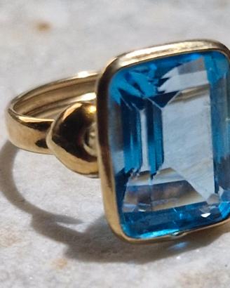 Anello in oro con topazio azzurro