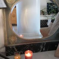 Specchio dipinto a mano con marmo.