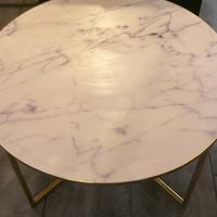 Tavolino con piano in vetro effetto marmo