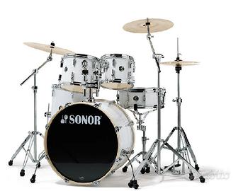 Batteria Sonor bianca con piatti Paiste