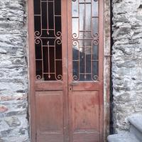 Vecchio portoncino a due ante (da restaurare)