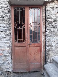 Vecchio portoncino a due ante (da restaurare)