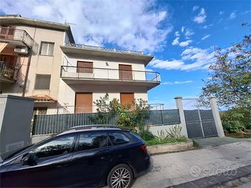 immobile libero su tre lati 4 appartamenti