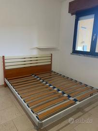 Letto matrimoniale con rete a doghe.