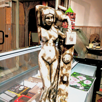 Statua Afrodite fontana liquore