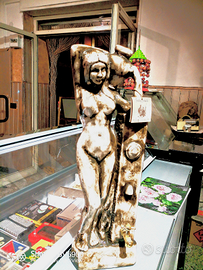 Statua Afrodite fontana liquore