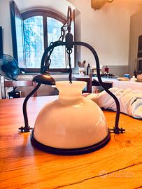 Lampada a sospensione in ferro brunito e vetro