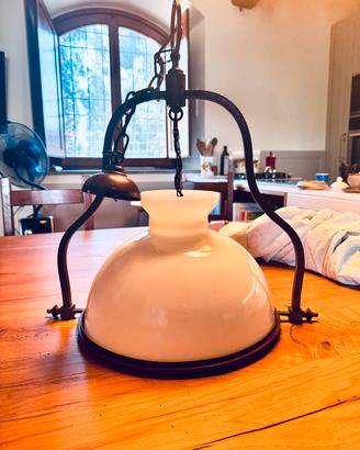 Lampada a sospensione in ferro brunito e vetro