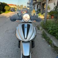 Piaggio beverly in garage