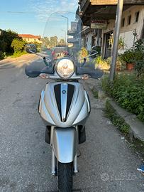 Piaggio beverly in garage