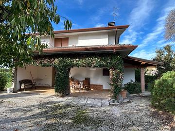 ACCOGLIENTE VILLA INDIPENDENTE CON GIARDINO E P...