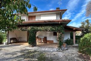ACCOGLIENTE VILLA INDIPENDENTE CON GIARDINO E P...
