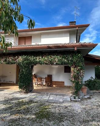 ACCOGLIENTE VILLA INDIPENDENTE CON GIARDINO E P...