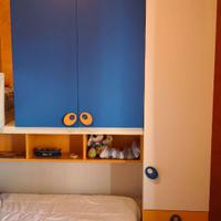 Cameretta a soppalco Arancio e Blu angolare