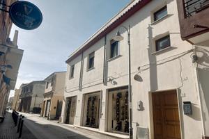 Trivano con cucina abitabile,giardino e dependance