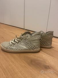 Snearker con borchie inserite a mano - taglia 38.