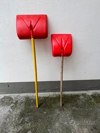 Coppia pale da neve come nuove