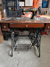 Macchina per cucito antica