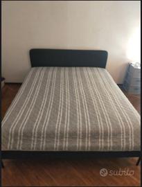 Letto matrimoniale e materasso.